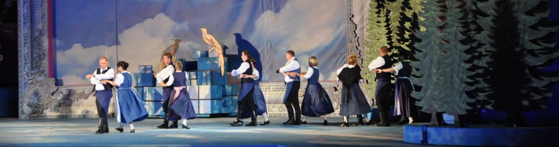 Volkstanzgruppe auf der Bühne