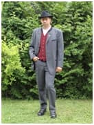 Angelo Hauptmann gekleidet im Burgendland Anzug